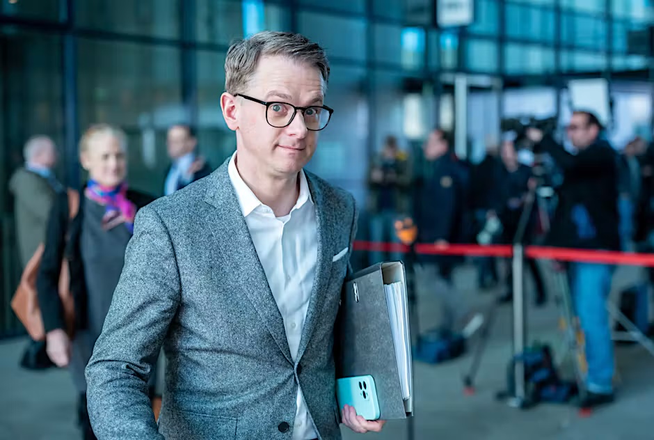 Carsten Linnemann arriving with a folder and a mobile phone, press photographers in the background