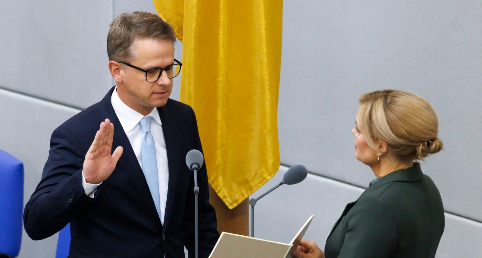 Carsten Linnemann raising his right hand to take the oath of office in the Bundestag plenary chamber