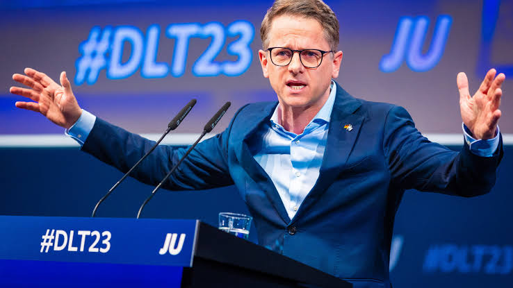 Carsten Linnemann speaking with arms spread wide at the Junge Union Deutschlandtag 2023